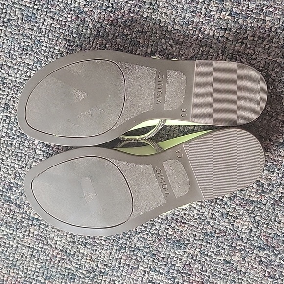 Almost new Vionic size 9 sandal - Picture 6 of 9